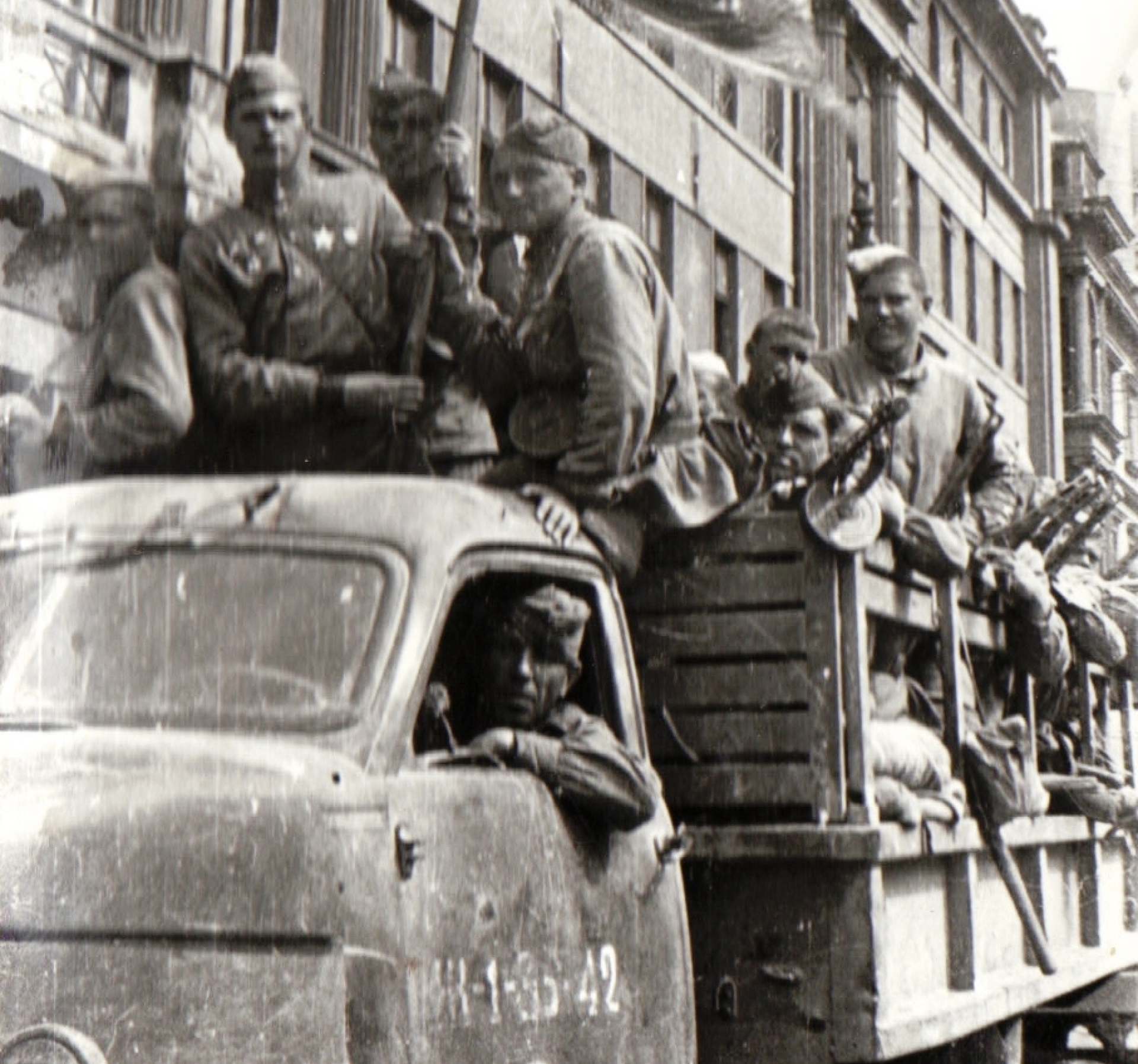 Советские солдаты на 'студебеккере' едут по Бухаресту, 30 августа 1944 года. Фото из Румынского национального архива, № G008, Fototeca online a comunismului românesc (26.02.2026), ANIC, архивная база данных ISISP, Николае Чаушеску — портреты, 8/1966