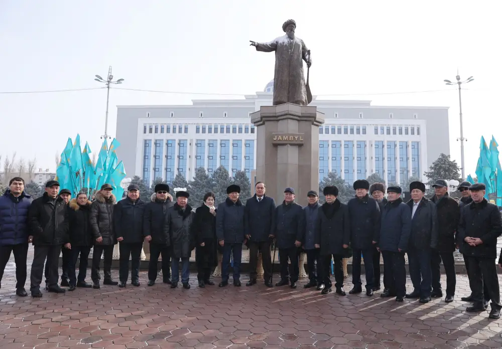 Церемония возложения цветов к памятнику Жамбылу Жабаеву прошла в Таразе Актобе