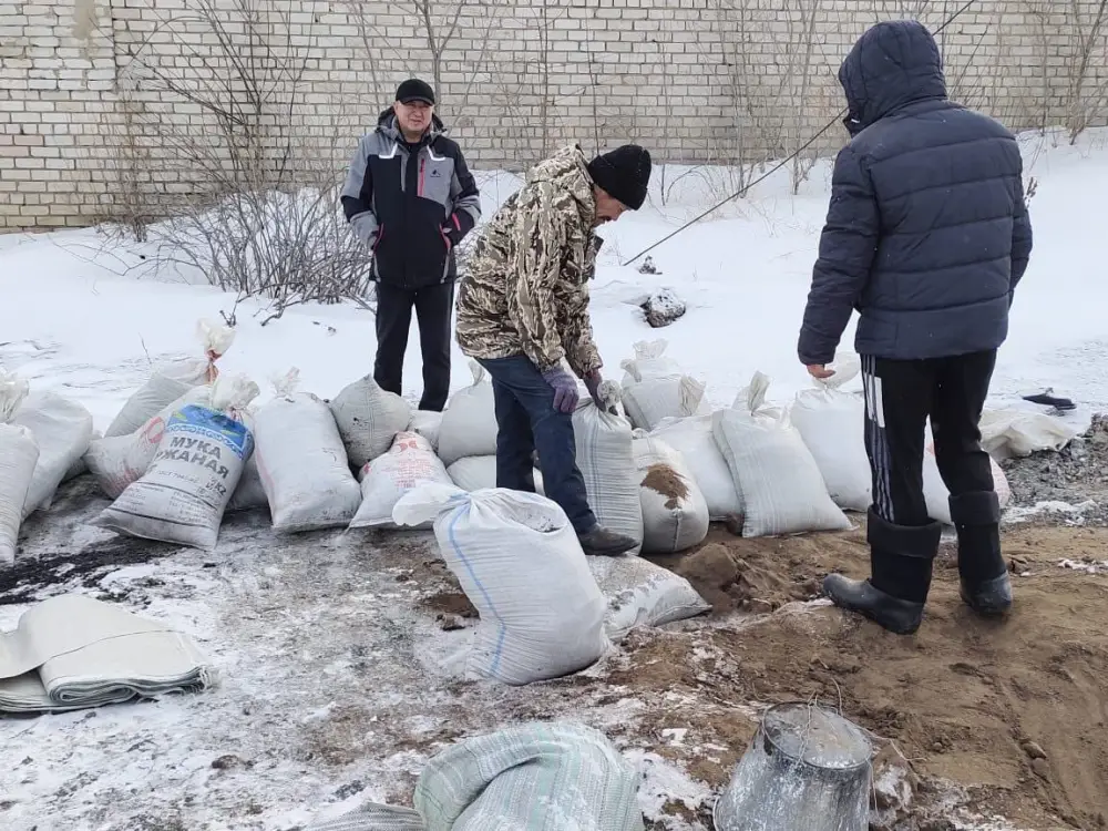 В Абайской области продолжается борьба с весенними паводками через вывоз снега и откачку талых вод Актобе