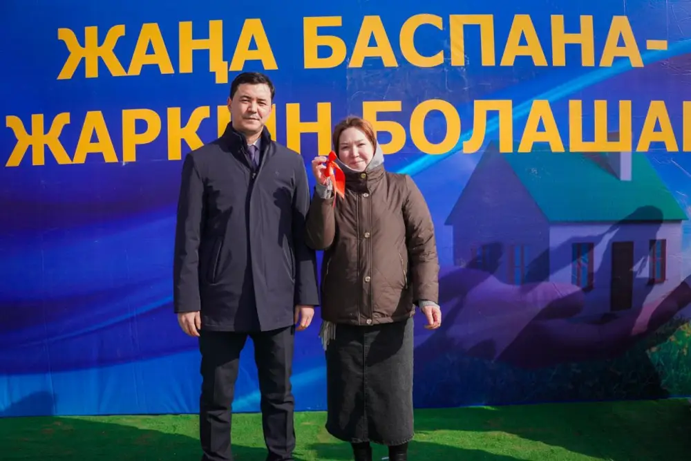 30 семей получили ключи от новых квартир в Актюбинской области Актобе