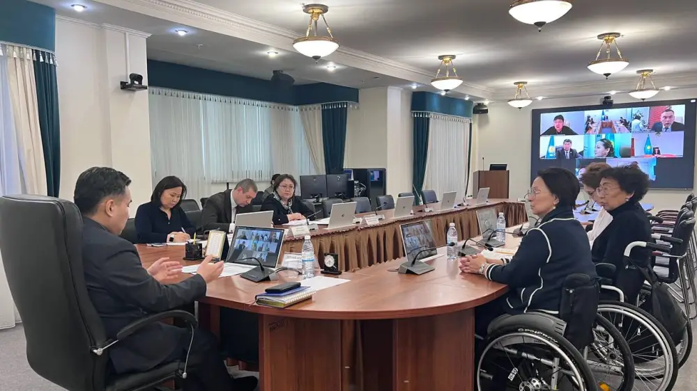 Министр труда Аскарбек Ертаев встретился с активистами по вопросам инвалидности Актобе