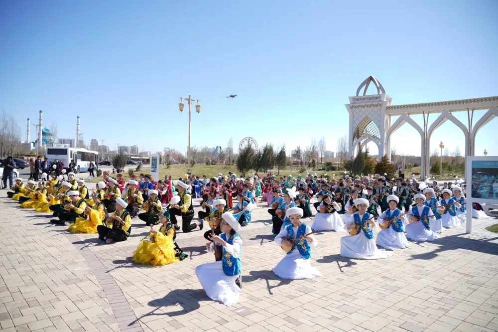 Более 500 юных домбристов в Туркестане исполнили кюй на празднике Наурыза Актобе