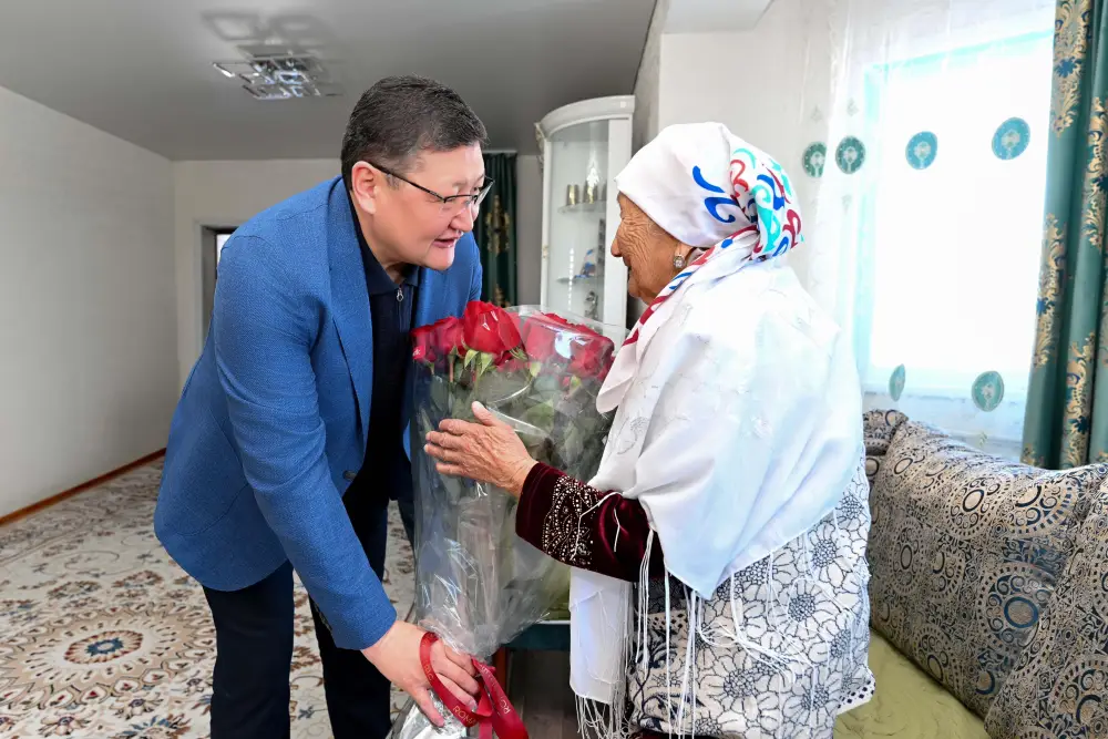 Визит акима области к 104-летней труженице тыла подчеркивает важность сохранения исторической памяти и уважения к ветеранам Актобе
