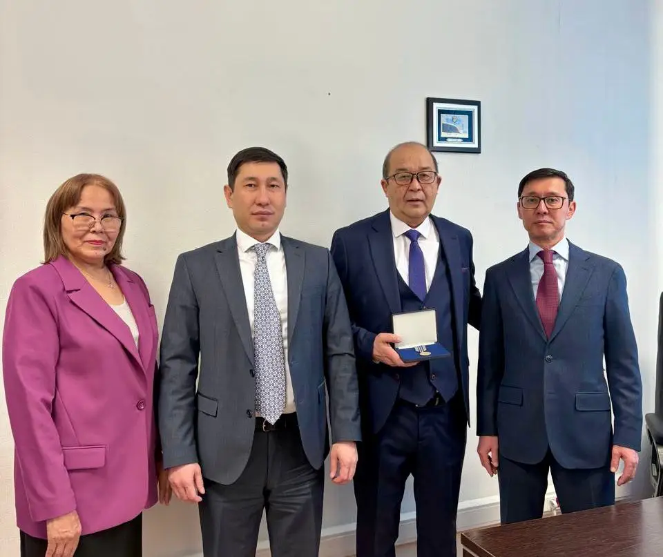 В Министерстве финансов РК наградили Дуйсена Әділханова медалью «Еңбек ардагері» Актобе