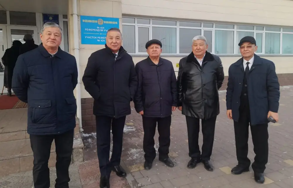 Аксакалы проголосовали первыми на участке номер 424 в Каскелене Актобе