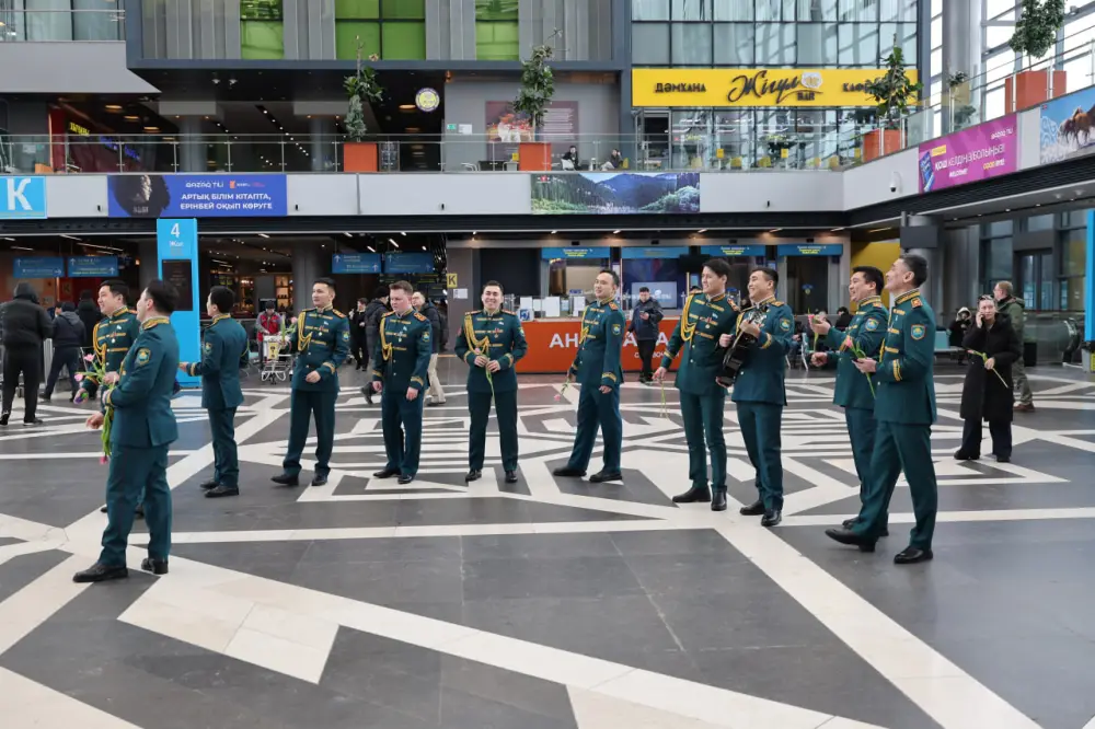 Песни и цветы в пути: легендарный мужской хор Нацгвардии поздравил женщин столицы (4)