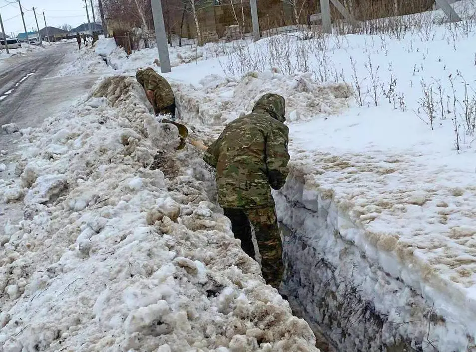 В Уральске военнослужащие очищают арыки и каналы от снега для предотвращения паводков Актобе