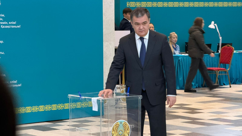 Аким Астаны Женис Касымбек проголосовал на референдуме по конституционной реформе в Казахстане Актобе