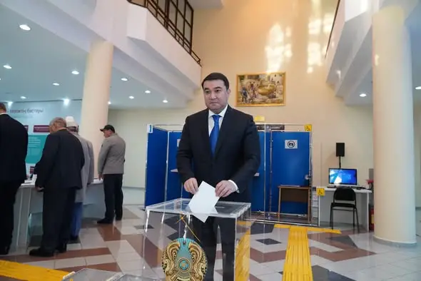 АКИМ ТУРКЕСТАНСКОЙ ОБЛАСТИ НУРАЛХАН КУШЕРОВ ПРОГОЛОСОВАЛ НА РЕФЕРЕНДУМЕ (8)