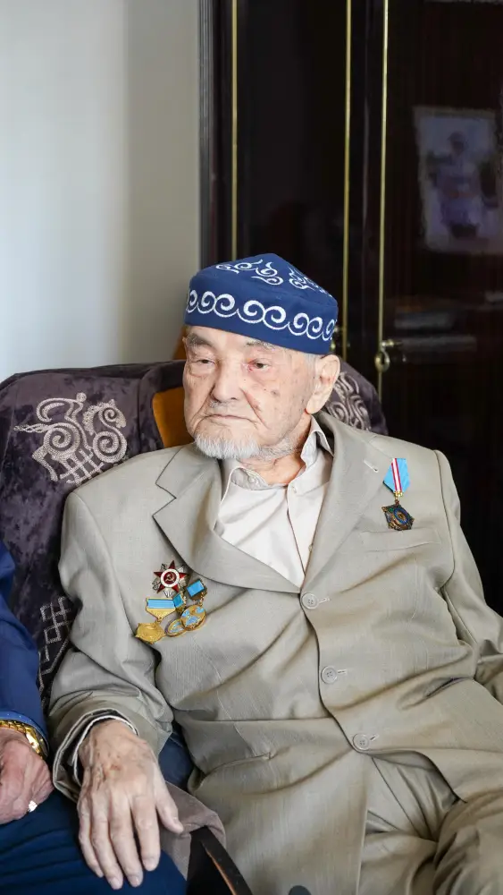 102-летний ветеран Курмат Рахимов активно участвует в голосовании Актобе