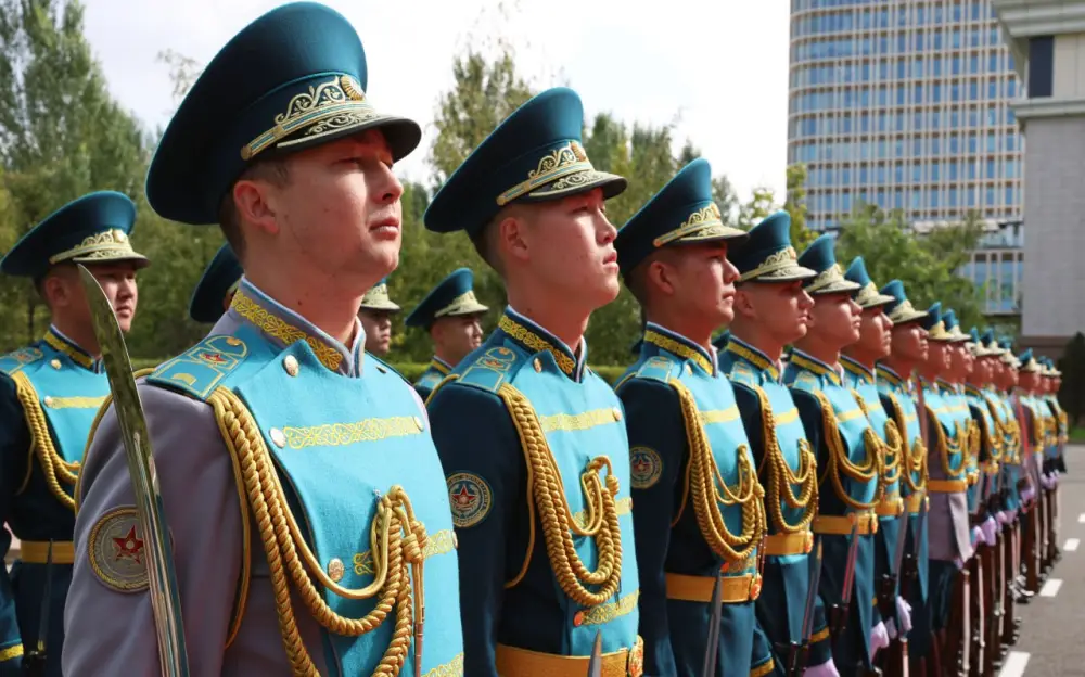 Военнослужащие знакомятся с культурным наследием через национальные костюмы Актобе