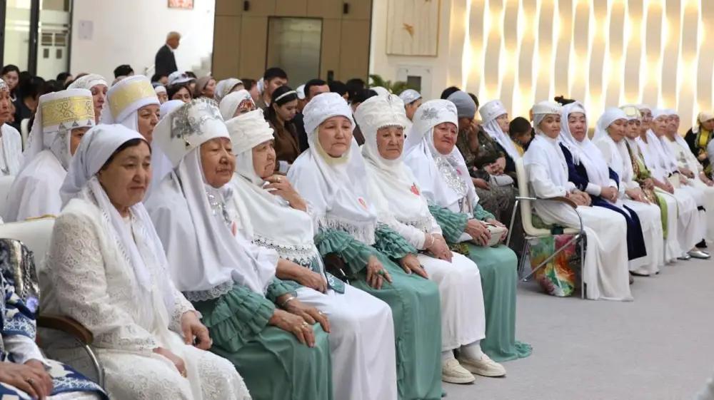 Туркестан: Белые платки как нити, связывающие поколения в празднике материнства и любви Актобе