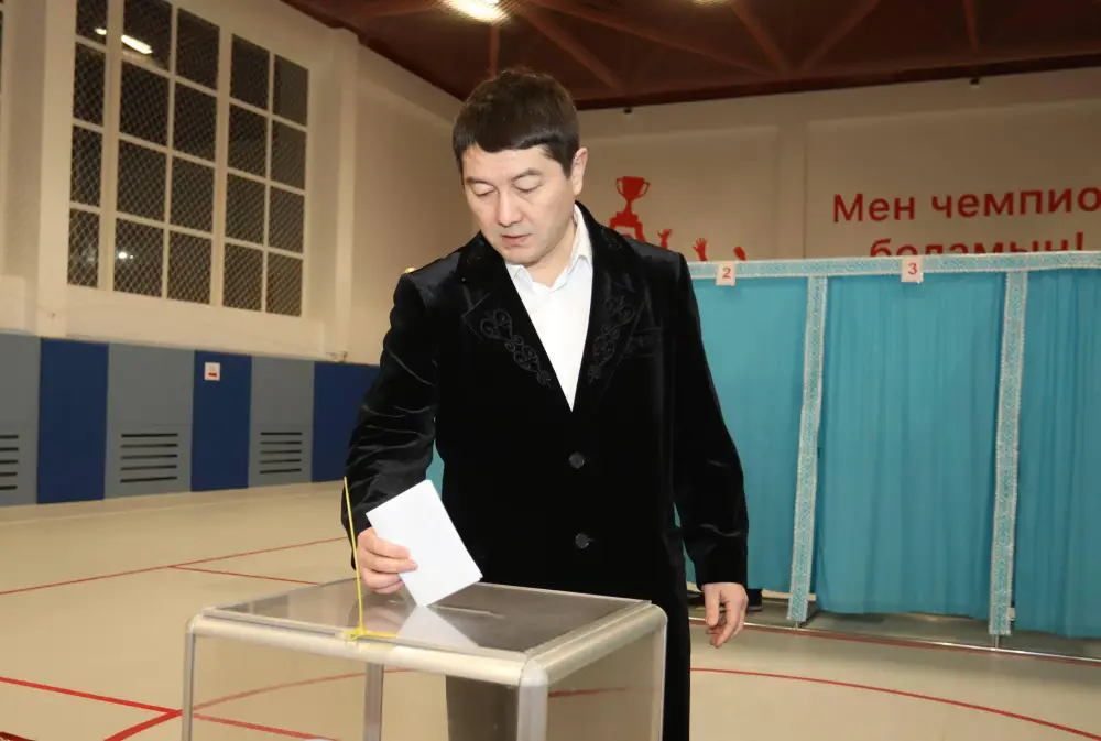 Аким Мангистауской области Нурдаулет Килыбай проголосовал на республиканском референдуме (6)