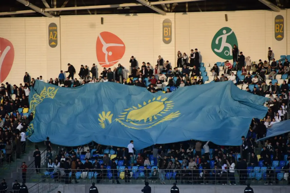 Футбольный матч Актобе Тобол на стадионе Туркестан Арена акция поддержки референдума Актобе