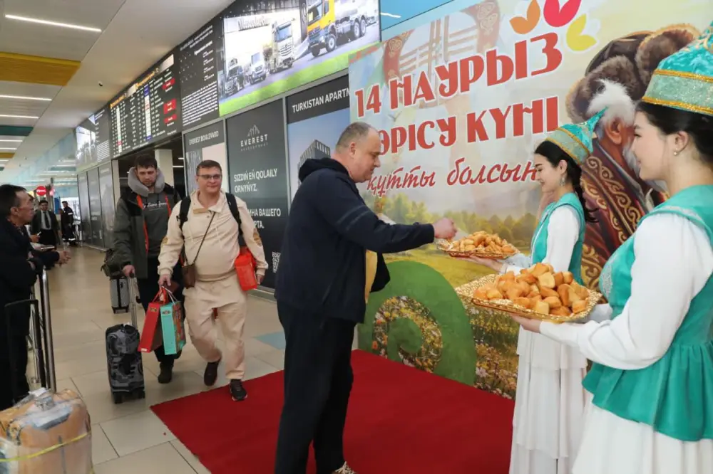 Праздничная акция ко Дню Көрісу проходит в Международном аэропорту Алматы Актобе