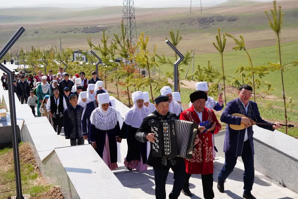Яркий парад национальной одежды в Казыгурте собрал людей всех возрастов в честь Наурыза Актобе