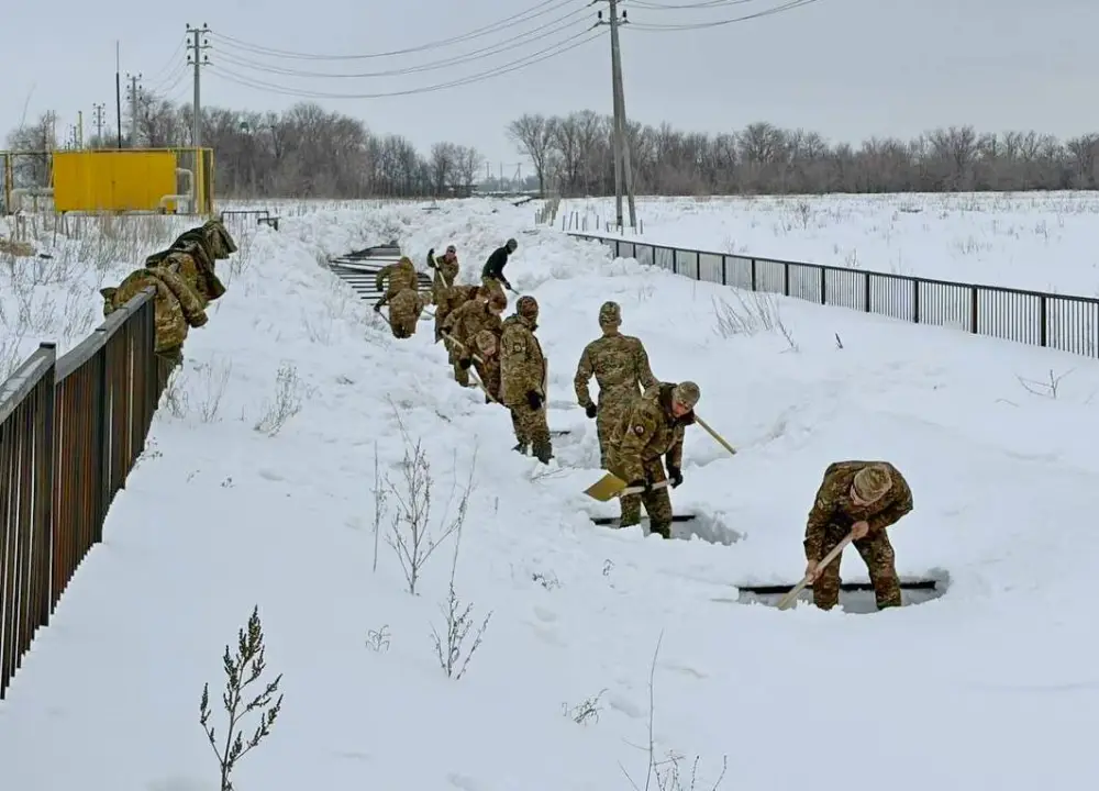 В Уральске 50 военнослужащих задействованы в работах по очистке арыков и каналов от снега (2)