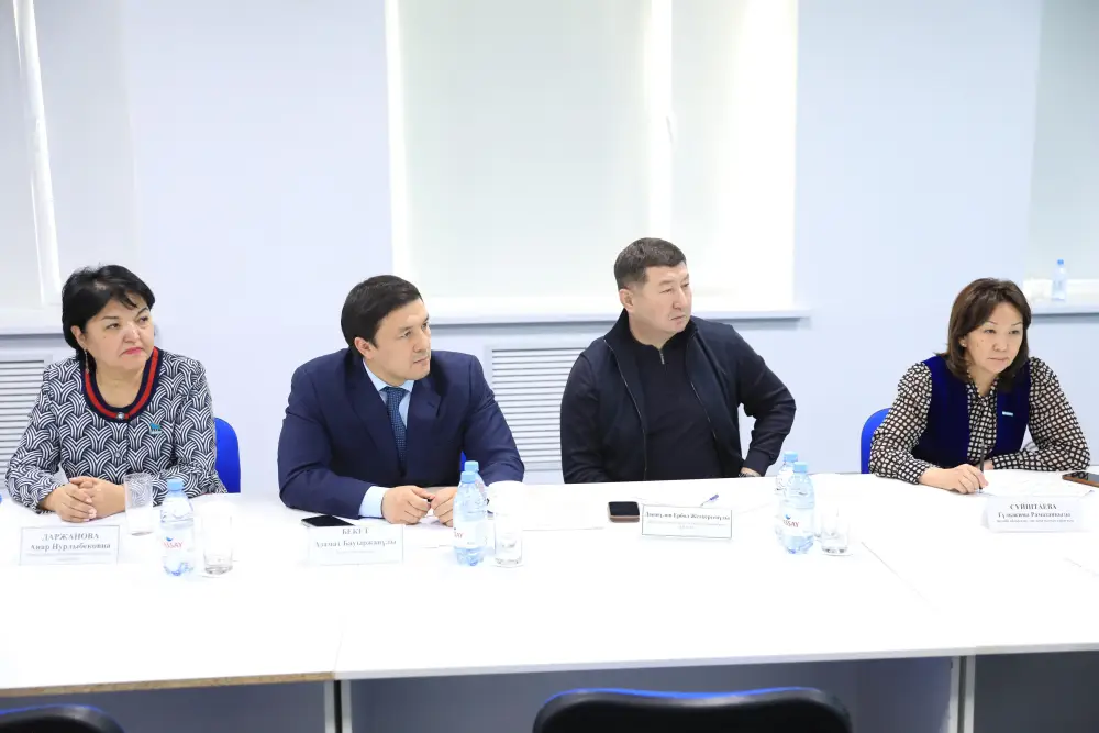 Аким Актюбинской области обсуждает социальные проблемы и трудоустройство граждан в ходе приема Актобе