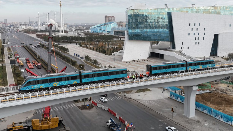 Необычный метод транспортировки вагонов LRT в Астане вызывает недоумение и вопросы о качестве работ и безопасности проекта Актобе