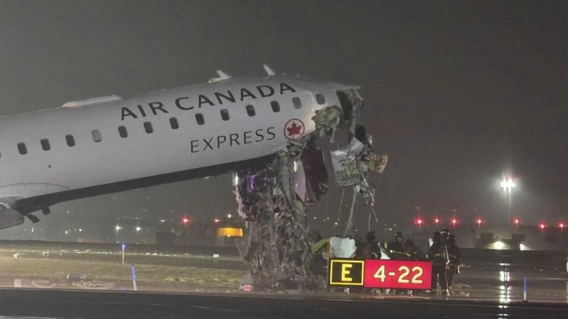 Самолёт Air Canada Express столкнулся с пожарной машиной во время посадки в аэропорту Нью-Йорка, в результате чего пострадали несколько человек. На борту авиалайнера находились около 100 пассажиров. Актобе