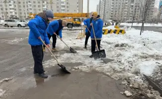 Волонтеры Астаны поддержали коммунальщиков чаем и баурсами