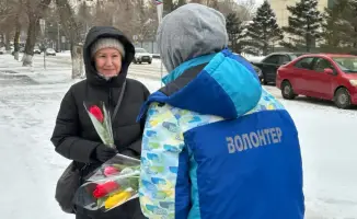 Волонтеры в Астане отметили Международный женский день, подарив женщинам 1000 тюльпанов