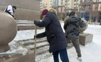 Уборка у монумента в Астане