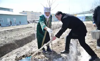 500 саженцев фруктовых деревьев высадили в Отырарском районе в честь Дня обновления
