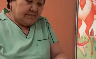 Смагулова Багдагул Батырхановна завершает 40-летнюю карьеру медицинской сестры-массажиста, помогая детям восстанавливаться в Детской городской клинической больнице №2 в Алматы.