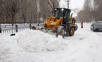 Снегопад как стихийное бедствие: Астана очистила свои улицы от 42 тысяч кубометров снега за ночь