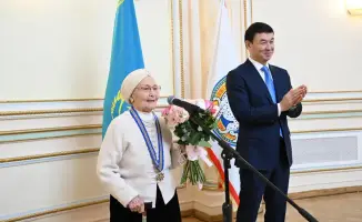 Аким Алматы Дархан Сатыбалды вручил государственные награды женщинам в преддверии Международного женского дня