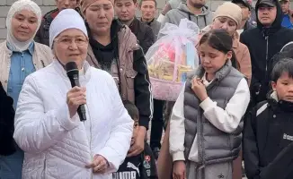 МОЛОДЕЖЬ ТУРКЕСТАНА ПОДАРИЛА ДОМ МНОГОДЕТНОЙ СЕМЬЕ