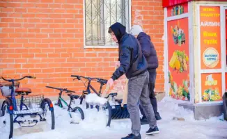 Соседи в Астане объединились для празднования Дня обновления с общим угощением и уборкой