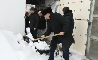 Волонтеры помогают пенсионерам: уборка снега как проявление социальной ответственности