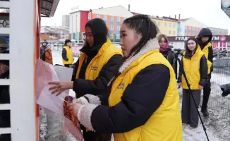 Очистка Усть-Каменогорска от незаконной рекламы: молодежь улучшает городской облик и экологическую осведомленность