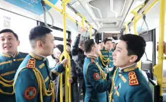 Песни и цветы в пути: легендарный мужской хор Нацгвардии поздравил женщин столицы