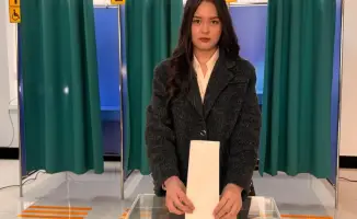 Первый шаг к гражданской ответственности: 18-летняя Алуа Мусакан голосует на референдуме в Конаеве