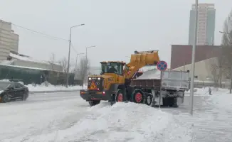 В Астане продолжается уборка снега: вывезено 63 132 кубометра, задействовано 2 973 дорожных рабочих и 1 791 единица спецтехники.