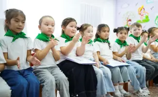 Дети в саду «Өрлеу»: цветы и экология в действии!