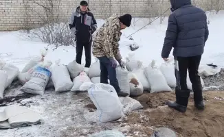 В Абайской области продолжается борьба с весенними паводками через вывоз снега и откачку талых вод