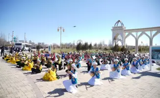 Более 500 юных домбристов в Туркестане исполнили кюй на празднике Наурыза