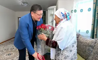 Визит акима области к 104-летней труженице тыла подчеркивает важность сохранения исторической памяти и уважения к ветеранам