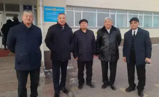 Аксакалы проголосовали первыми на участке номер 424 в Каскелене