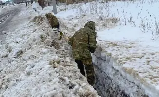 В Уральске военнослужащие очищают арыки и каналы от снега для предотвращения паводков