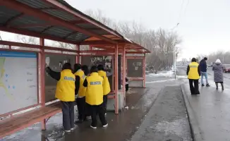 Усть-Каменогорск: Молодежь очищает город от пелен незаконной рекламы