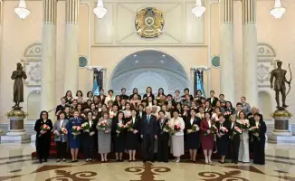 Президент вручил орден «Құрмет» Зое Дузбаевой за вклад в культуру и искусство