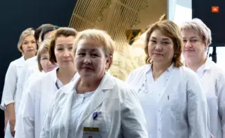 Медики Астаны выстраиваются в фигуры для поддержки новой Конституции