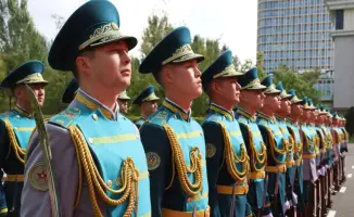 Военнослужащие знакомятся с культурным наследием через национальные костюмы