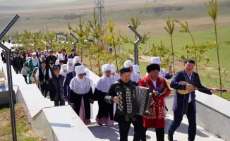 Яркий парад национальной одежды в Казыгурте собрал людей всех возрастов в честь Наурыза