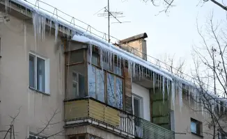В Алматы управляющие компании обязаны усилить очистку крыш домов от снега и наледи